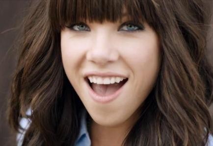 Téléchargez les singles de Carly Rae Jepsen ici :  http://t.co/IqVKNQFLmZ