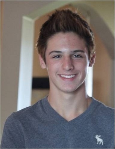 everyone should follow jack because he is genuinely lovely and gorgeous, and you will love him, love @illusi0n23 x x
