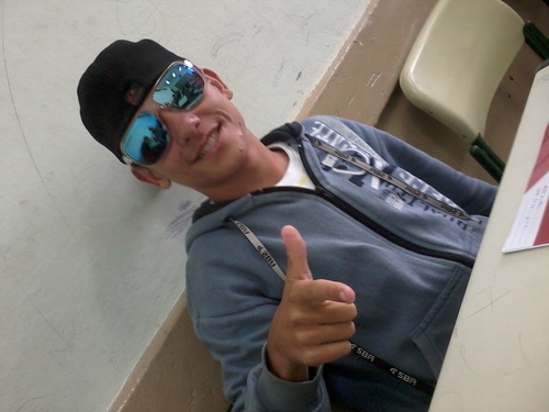 15 anos, funkeiro, Santista, muito preguiçoso,  
Praia Grande !  segue ??