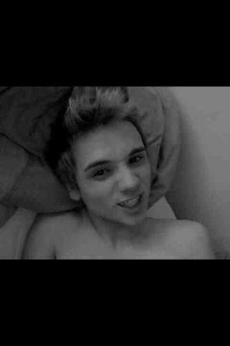 elyarfoxx's profile picture. 