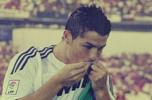 Criado para postar notícias do melhor jogado do mundo @Cristiano Ronaldo (CR7) e do clube que defende o @realmadrid .Criado em : 20/11/11 #Brasil @R_Ruthielma