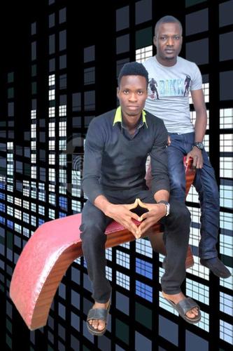 a guy of

 in his twenty stil focus nt too handsome stil myself