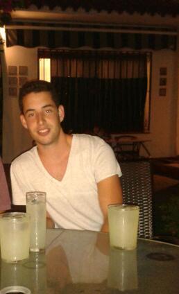 Gonzalo_Gota's profile picture. Sevillano, estudiante de ADE, bético.