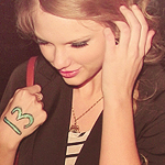 Taylor escreve sobre coisas que eu jamais conseguirei ao menos falar. Ela apenas me inspira cada dia mais e eu simplesmente a amo naturalmente. Since: 14.08.12