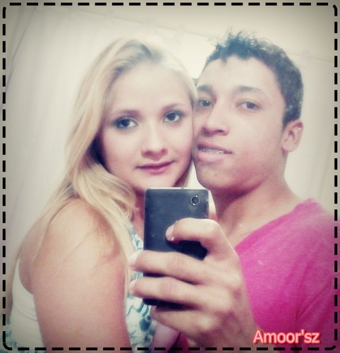 é VOCÊ e não vaii ser, mais ninguém,porque você é 
o único que apenas com um olhar, faz meu mundo parar..