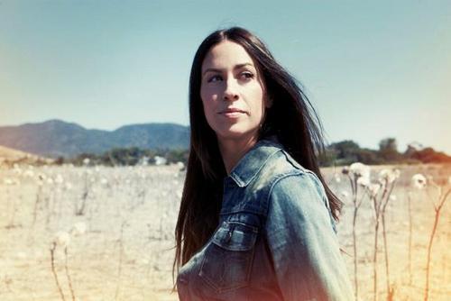 Fonte da Diva Alanis Morissette , fãs estão anciosos para o show da Alanis no Brasil em setembro :)