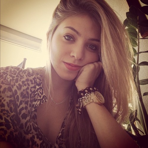 Eu acho que se um dia eu perder a memória, e você me ligar, só de ouvir a sua voz eu me apaixonaria de novo.
@luizagama_ Forever