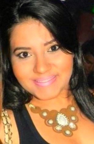 A luz que me guia é bem mais forte que os olhos que me cercam.