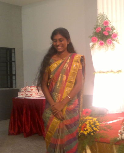 A hapy go n fun luvin person.............luvs hangin out wid frnds............