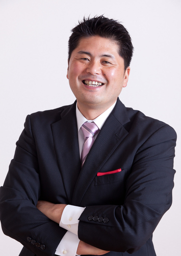 茨城県守谷市在住　40才 大学卒業後、間もなくして父が他界し24才で家業を継ぐ。様々な地域活動や出会いを通して自分自身が地域に活かされていることを知る。
平成21,22年 守谷市商工会青年部部長　平成23年 社団法人常総青年会議所 第36代理事長　平成24年守谷市議会議員に初当選