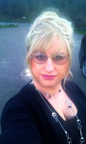 A giggle breeder and philanthropistic shoulda-been pop star and comediienne who just wants to get the world to laugh!