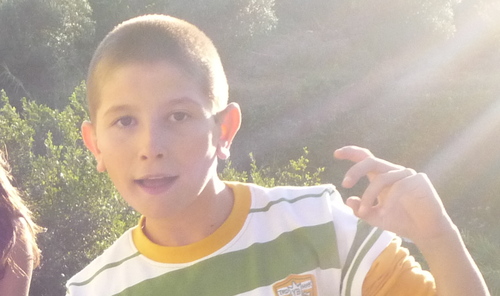 Hi! I'm Diogo. 13. I love my friends, best friends, family and my pets. Dance, music, football.