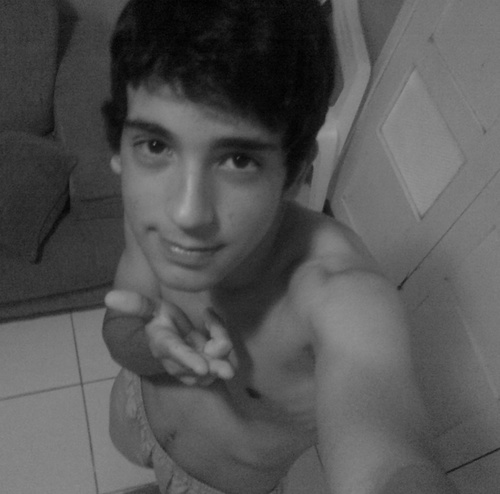 17 anos , estudante , solteiro , segue pra saber mais :P -
ℱoco, ℱorça, ℱé (: