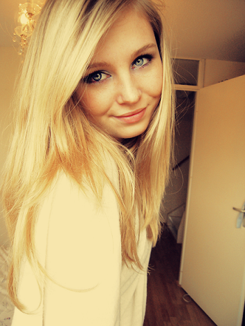 17 jaar Bi/hou wel meer van vrouwen/ @geilsletje__ @ZuigHarder @pijp_sletje en @Xgeile_meidtX zijn mn liefjes!:$ / geen whap/ping/msn (nog niet)