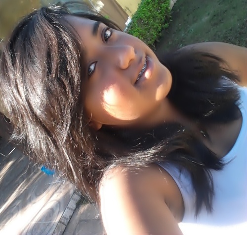Aquela menininha que prefere assistir filme de terror, e nao de romance (: Que da risada por qualquer motivo, se apega muito facil as pessoas *--*