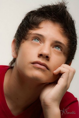 eu amo chris leão,ele é mto lindo!! aqueles olhos aiai 3 amigos @Garotos_Perfos,@negrinimeutudo3...