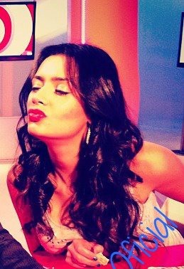 Amooooo a domi es PERFECTA ♥ me encanta su personalidad siempre me saca una Sonrisa es hermosa, relajada buena madre y simplemente la amo....