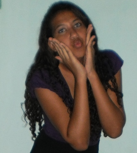 Sou aquela menina-mulher que nem todos amam mas faz seu melhor.. que gosta de cantar, de rir, super decidida, que não espera que vai e faz acontecer...