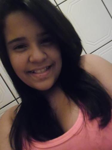 Chata , sentimental , determinada quando quer , guiada por Deus e Feliz , e se quiser saber mais fica dando uma olhada nos meu tweets ;*  Jesus te ama ♫