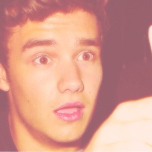 Wrong size shoooooooooeeee.

Instagram: 1D_Fan_Forever_Fan
Gifboom: HarrysBowties