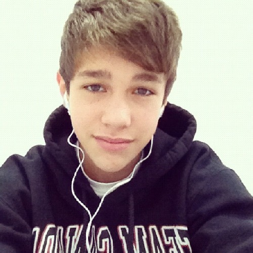 Im a 16 year old girl in love with @macadeenrp :) I regeted leaving him then o fell in love with him again...i love.him..
