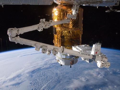 Si te gusta la música, el deporte, los aviones y la ciencia, únete a mí.
Joining me if you like music, athletics, airplanes and science.