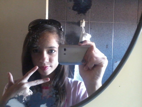 chata, irritante, ciumenta,rebelde, impaciente .... em fim eu ;)
