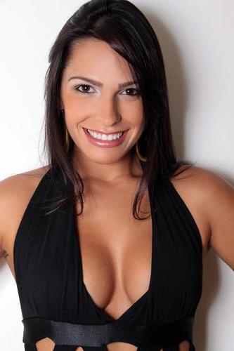 Ontem:Dançarina, comissária de bordo, estudante de Jornalismo! Hoje: Estudante de Educação Física e Modelo! Amanhã: A Deus pertence...
