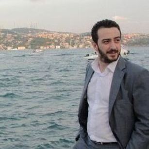 Ne garip değil mi ? Sevdiğimiz insanın her yalanında bir doğru, Sevmediğimiz insanın her doğrusunda bir yalan ararız.