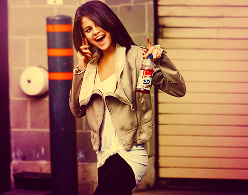 I help people to get noticed by their idol or to get more followers :-) If you need help tweet me :-) I love 1D & Selena Gomez 3 (I follow back)