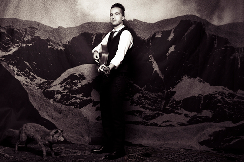 Música de um homem só. Uma guitarra e um gravador de cassetes. Poemas trapesistas e poucos acordes. Muitos desafinos sem propósito e um céu salpicado de faúlhas