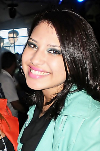 Uma menina cheia de sonhos. Pra saber mais só me seguindo. Me sigam que eu sigo de volta.