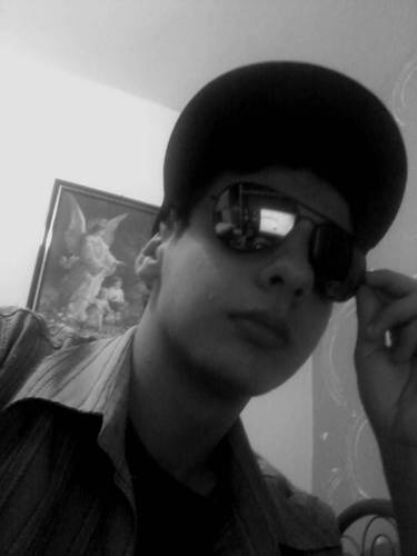 Sou Tranquilo,Legal,e de bom humor,mais se alguem mexer comigo o negocio muda.