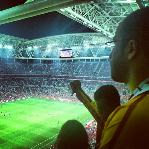 Yemin ettik gelecek güzel günler yanacak meşaleler hırsından çatlayacak bütün ibneler @GalatasaraySK
#TUR