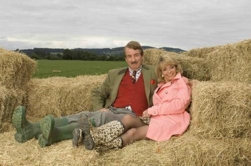 Fans of green green gras  politely ask for a new episodes of this BBC series. We kindly invite all fans to joins as in this quest.Thank you