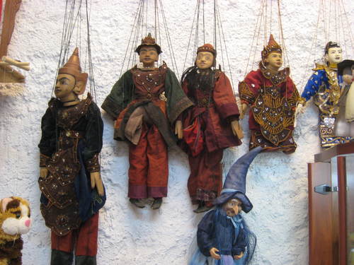 constructora de titeres y marionetas, personalizadas, tienda, venta de titeres marionetas, en Barcelona España
 tienda, Amargos, 4. Barcelona Españs