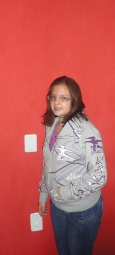 Sou Leonina,13 anos,Mandona,ás vezes ignorante e alegre ,divertida