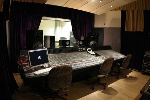 Oakland Recording Studio Extraordinare.

Follow us on Instagram (@JTRecording) and Facebook (JingleTown Recording)