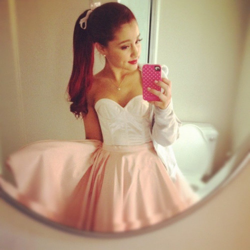 I luv Ariana Grande and all of my followers. I'm a total Arianator! If you follow me I will follow you back :)