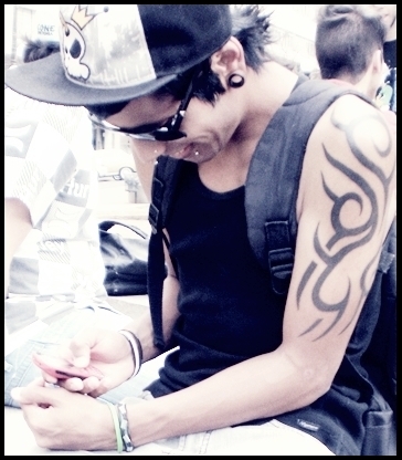 19 Anos , Virginiano ,Guitarrista , Palmeirense  :D    http://t.co/bgkPFXXr