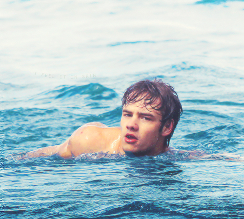 Em um relacionamento sério com Harry Styles. ♥ Donas: @palomaimperial @marianeramoos Since 04/08/2012