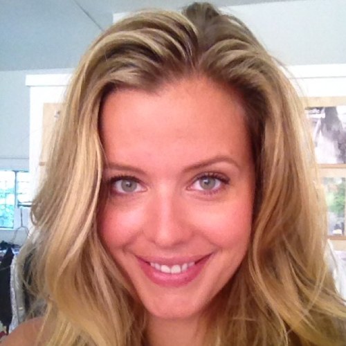 32 year old mama, wifey and plus size model. Loves fitness, fashion and food!