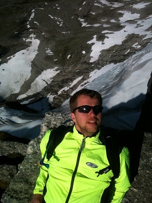 Engasjert mann som liker å følge med. Avhengig av debattprogrammer og naturopplevelser,spesielt med fjell og helst med ski på bena.