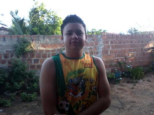 Sou brincalhão, gosto de conhecer coisas novas, sou festeiro, tenho minhas chatices, sou legal e gosto de quem gosta de mim.