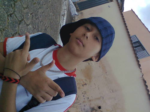 a vida é muito curta pra seguir todas as regras eu vivo loucamente o presente pq ñ pensso no futuro eu sou assim msm