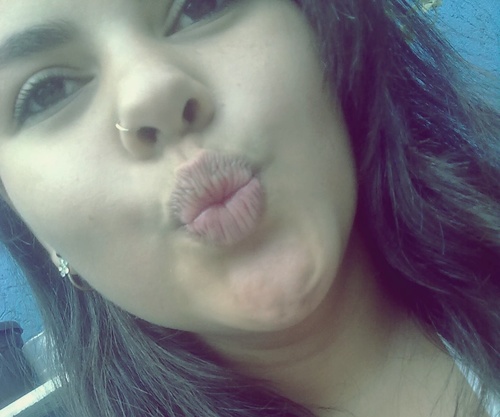 ~α meninα do sorriso sincero; dα risαdα esquisitαα; dos sonhos impossiveis; dα esperαnçα interminαvel; dα insegurαnçα constαnte;e dos αmigos peerfeitos