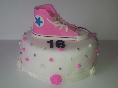 Bij Soetigheid kunt u terecht voor bruidstaarten, kindertaarten, geboortetaarten, cakepops, cupcakes, koekjes, sweet table en nog veel meer Soetigheid.