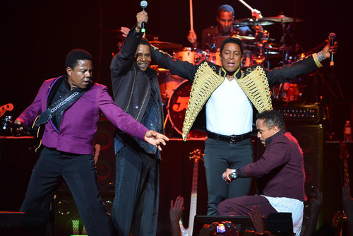 Fan Club dedicated to The Jacksons, Tito, Jackie, Marlon , Jermaine , Randy and Michael , we love you guys !  *-----*
