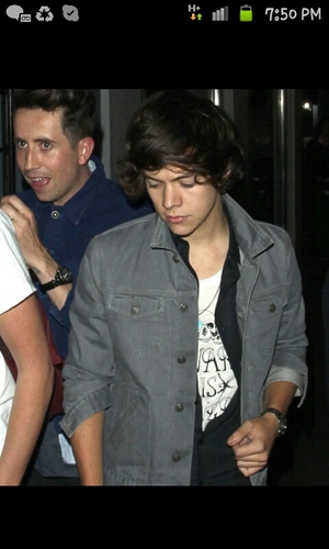 I lovveeeeeeeee One Direction, Zayn, Louis, Liam, Niall and Harry :) uh? I like food