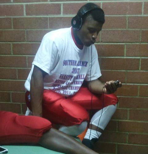 D_Mack08's profile picture. Dairyon Matkins. I play football, basketball and baseball. Follow me and I'll follow back.